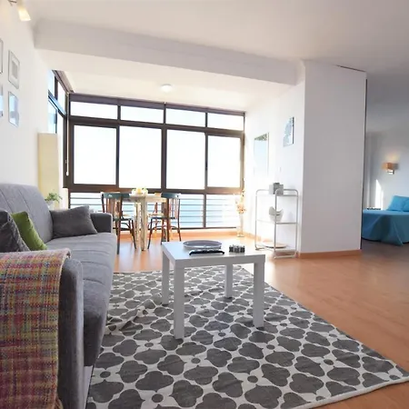 Open Loft & Sea Views 700m From Natural Pools شقة